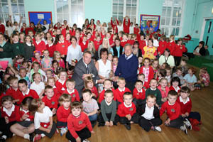 Cllr Rob Gough presenting Ysgol-y-Lawnt with their trophy