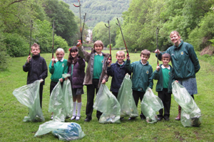 Ysgol Gynradd Cwm Gwyddon’s Eco-Group (Henry Marsden, Ewan Watkins, Lloyd Howells, Dylan Howells, Elly Knapper, Anais Walsh, Owen Williams) together with Miss Howells taking part in their litter pick