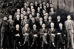 Staff and students 1940-41 on the steps outside the Ty Crawshay building at the front of campus