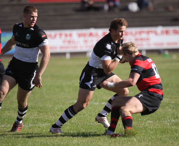 Hallam Amos takes on the Aberavon defence