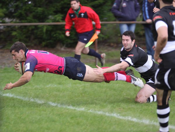 Ollie Dodge dives in for Bedford Blues first try versus Bedwas