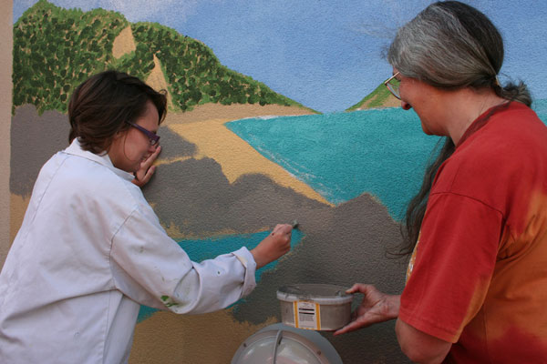 ILS student Amanda Bishop and local artist Frances Baines working on the Crosskeys Campus mural
