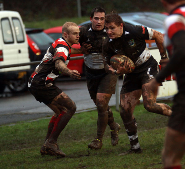 Bedwas' Matthew John sees a gap in the Stirling defence