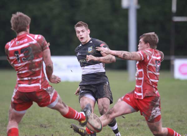 Lewis Robling stabs a kick past two Llandovery defenders