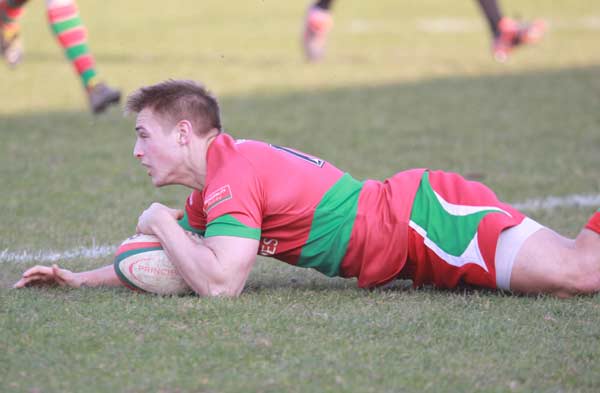 Lewis Robling scores a try versus Neath