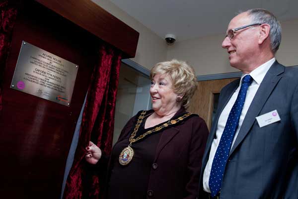 Caerphilly County Mayor Gaynor Oliver and Chair of United Welsh Ian Gilbert unveiling the plaque at Acorn House in Caerphilly town