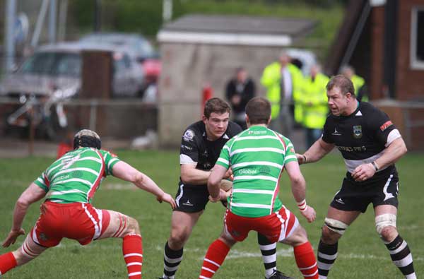 Elliott Dee attacks the Llandovery backline