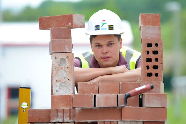 Dean Jones, an apprentice bricklayer, won the regional final of the Guild of Bricklayers' Junior Annual Contest