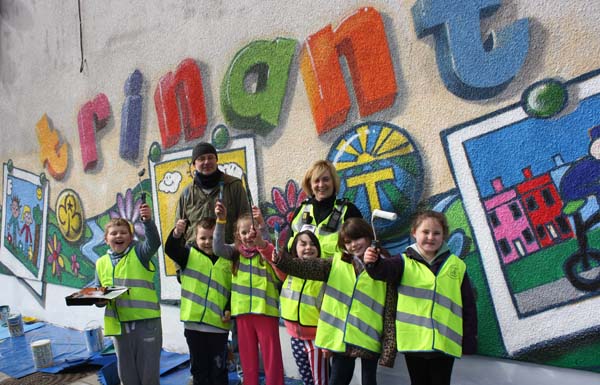 Trinant Primary School pupils, artist Andy O’Rourke and Community Safety Warden Jo Harrigan