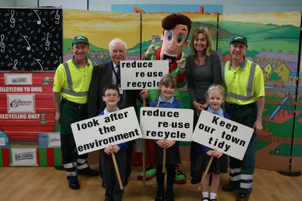 Pupils Eli Richards Age 7, Ellie Mackay Age 8, Megan Dunn Age 6 with the Gregory Brothers, Tidy Ted, Cllr Dave Poole and headteacher Sally Williams