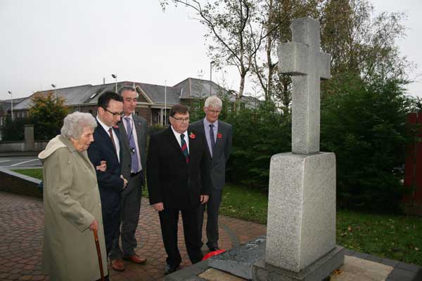  Local resident Mrs Eileen McGrane was joined by local ward members Cllr Hefin David and Cllr Graham Hughes, CCBC's Armed Forces Champion Cllr Alan Higgs and CCBC's Principal Officer for Outdoor Facilities and Bereavement Services Mike Headington to unveil the plaque