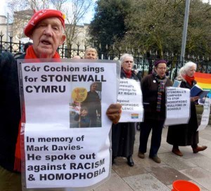 RED RAY: Ray Davies singing with Cor Cochion in memory of his son Mark 