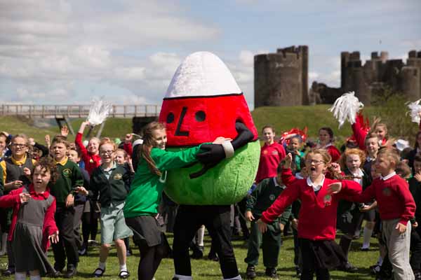 MR URDD: School children have been filmed with the Urdd mascot to promote S4C’s coverage of the Eisteddfod
