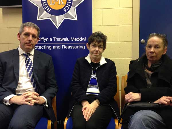 Detective Chief Superintendent Bill Davies with Kyle Vaughan's mother Mary Lucas (centre) and aunt Katherine Beddis