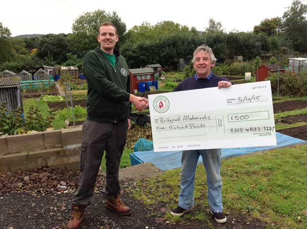 Allotment Chairman Don Jones, receiving an All Wales Grant Scheme cheque from Andrew King, Keep Wales Tidy