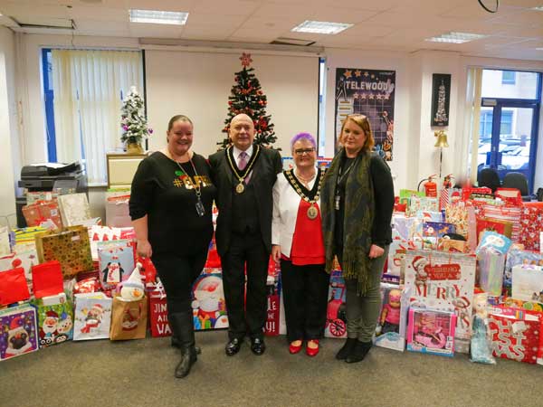Creditsafe coordinators Rhian Del-Valle and Hayley Undery with Mayor Cllr Dianne Price.