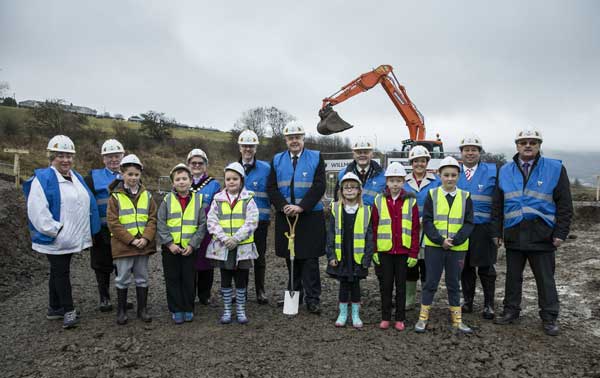 First Minister Carwyn Jones, joined by pupils from Pontlottyn and Abertysswg Primary Schools, senior council representatives and Willmott Dixon, and Rhymney and Merthyr Tydfil AM Dawn Bowden and MP Gerald Jones.
