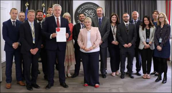 First Minister Carwyn Jones and Public Health Minister Rebecca Evans at the sealing ceremony for the Public Health (Wales) Act