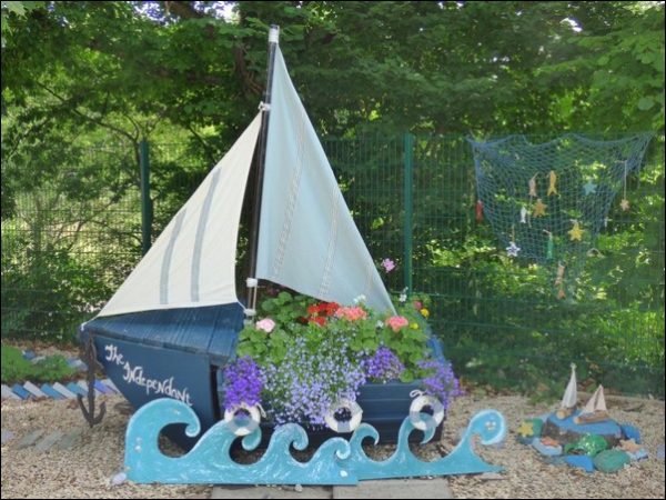 Residents and service users from care homes across Caerphilly County Borough have been praised after creating inspirational floral displays.