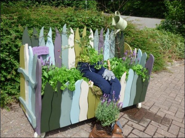 Residents and service users from care homes across Caerphilly County Borough have been praised after creating inspirational floral displays.