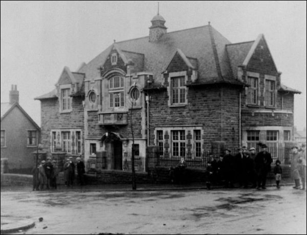 Oakdale Workmen’s Institute during HRH. Prince Albert’s visit to Oakdale in 1920. Picture: St Fagans