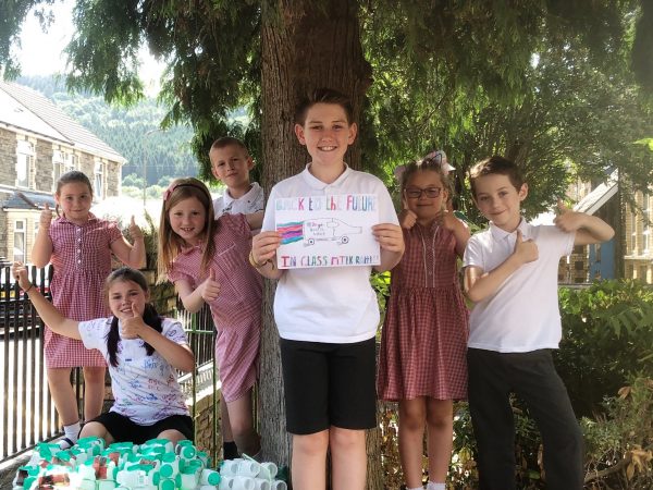 Pupils at Waunfawr Primary School have been praised for their efforts to reduce single-use plastics