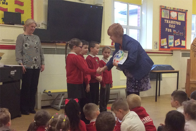 Sue Davies, Director of Investors in Families, presents the award to the pupils of Cwmaber Infants School