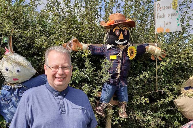 Scarecrow competition judge Cllr Andrew Farina-Childs with the winning entry, made by six-year-old George