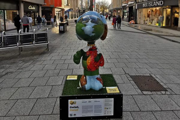 The 'Gwlad Gwlad' sculpture on Queen Street, Cardiff