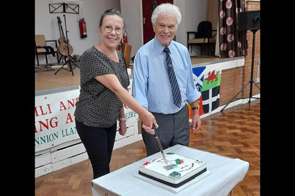 Councillor Colin Mann and Elizabeth Bodere, President of the Lannion Twinning Association