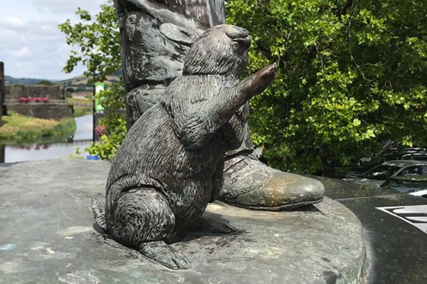 Rabbit at Tommy Cooper statue