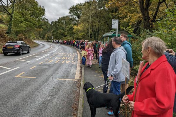 Protesters lined along the Wyllie Bends