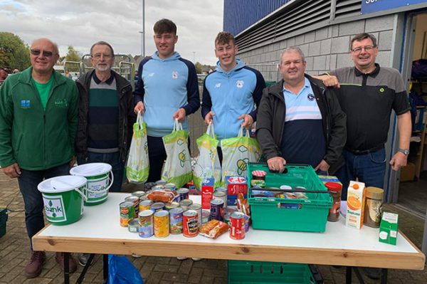 Cardiff City stars Rubin Colwill and Oliver Denham with supporters trust members David Craig, Mike Spear and Keith Morgan, as well as Stephen Holdroyd from the Rhymney Valley Foodbank