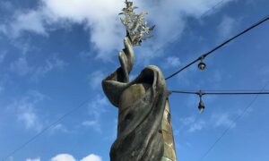 The jackdaw sculpture on Stockland Square