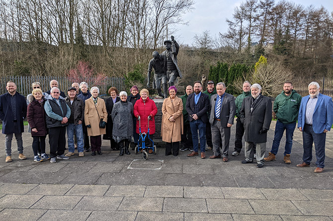 Deputy minister Dawn Bowden, Hefin David MS, Cllr Linsdsay Whittle, Roy Noble and members of the Aber Valley Heritage Group