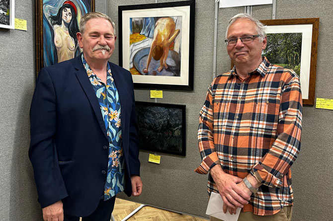 Exhibition secretary and competition winner Danny Thomas (right) alongside competition judge Andrew Coslett