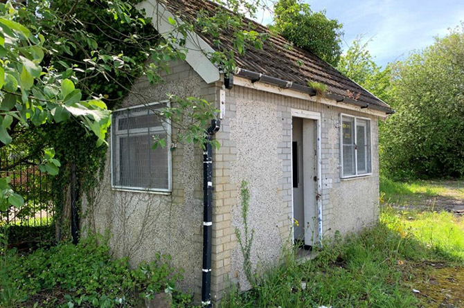 The former taxi office building on Heol Aneurin is being auctioned