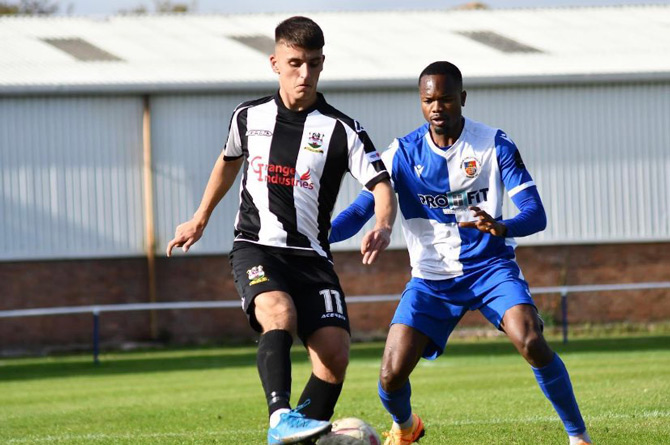Leon Thomas has signed for the Bluebirds from local rivals Risca United 