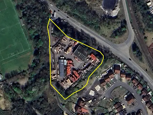 Aerial view of the Edwards And Ross Pallets site (marked in yellow), Pontlottyn