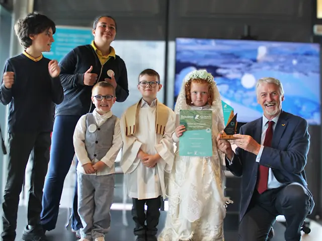Fochriw Primary School pupils are presented with their award by Deputy First Minister Huw Irranca-Davies