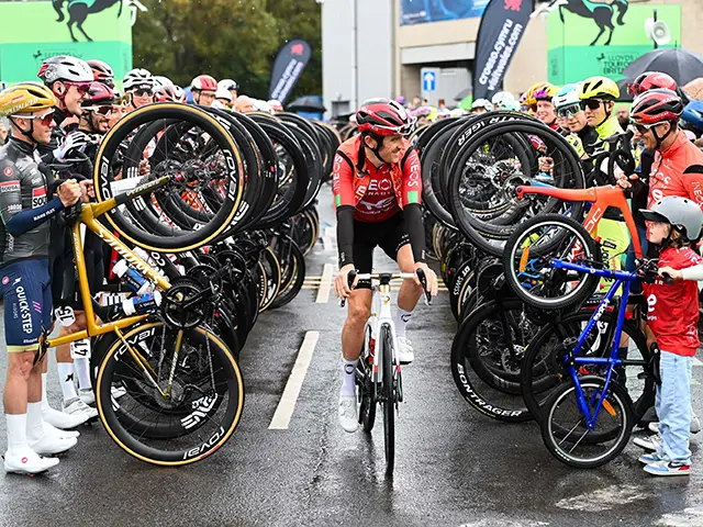 Geraint Thomas is given a guard of honour on what was his final professional race before retirement