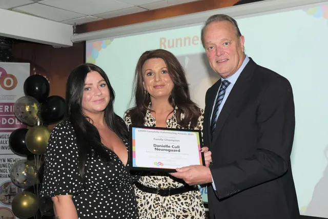 Paul Hartshorn of Weston Group presenting the Family Champion runner-up award to Danielle Cull and Jodie Rees of Neurogard