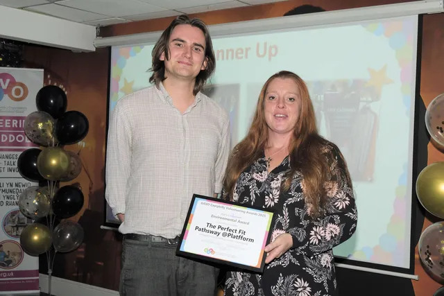 Bute Energy's James Green presenting Michelle Mackerson, of Platfform, with the Environmental runner-up award