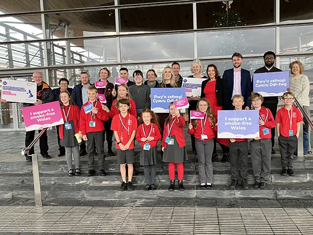 Welsh Government minister Sarah Murphy with pupils from Cwmbran's Llanyrafon Primary School and supporters of the Tobacco and Vapes Bill