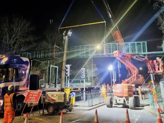 Pantside Footbridge being reinstalled