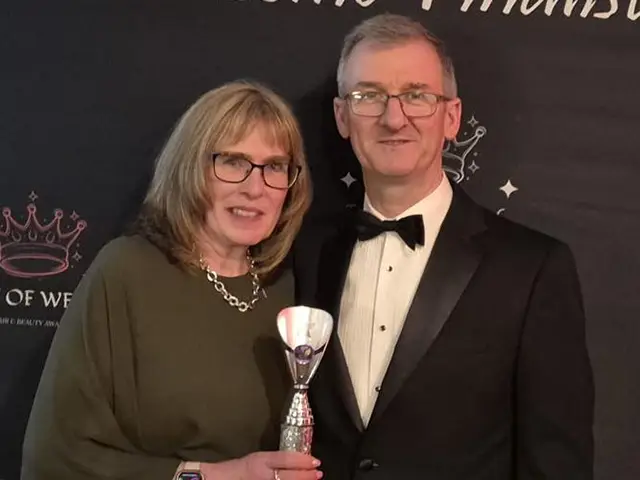 Susanne and Simon Evans with their award