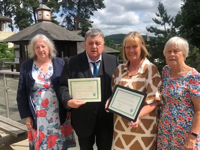 Councillor Kevin Etheridge, centre left, with
Blackwood Deputy Town Mayor Jan Griffiths, centre right, and representatives from One Voice Wales